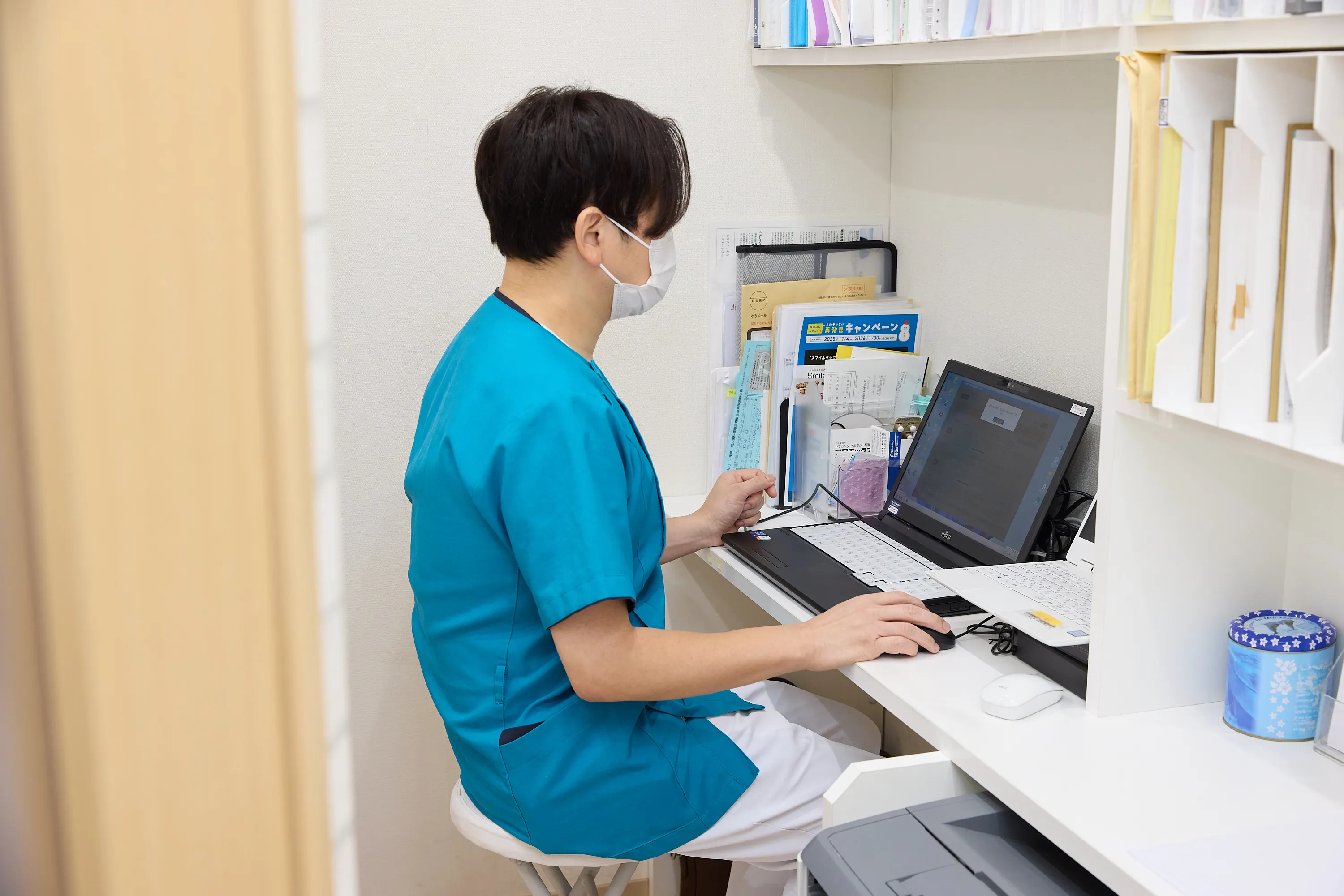 Sunny-XROSSを操作するいぬぶし歯科・犬伏正和院長の様子